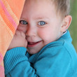 Tendre sourire d'un petit garçon