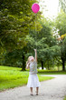 Mädchen mit rotem Luftballon