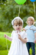 Kinder mit Luftballons im Park