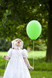 Mädchen mit grünem Luftballon