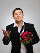 Foto: Happy romantic husband holding rose flower and vine bottle prepa Happy romantic husband holding rose flower and vine bottle prepa