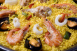 paella de mariscos y pollo