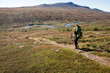 Wanderin mit großem Rucksack auf Tour in Lappland Wanderin mit großem Rucksack auf Tour in Lappland