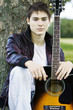 junge Mann mit Gitarre