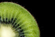 Kiwi mit schwarzem Hintergrund