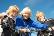 3 Kinder mit Mountainbike
