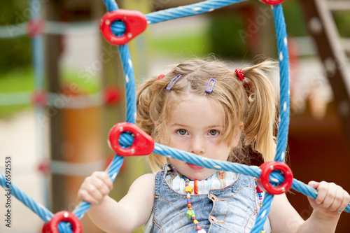 Foto: Mädchen auf dem Spielplatz Mädchen auf dem Spielplatz