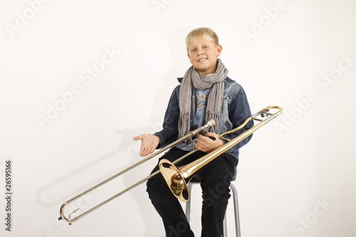 Photo: Junior präsentiert stolz seine Posaune Junior präsentiert stolz seine Posaune