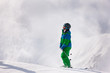 Skifahrer zerstäubt Schnee