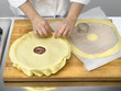 disposition de la pâte pour faire une tourte à la viande