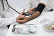 Foto: medico, misurazione della pressione arteriosa medico, misurazione della pressione arteriosa