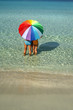 Paar mit Sonnenschirm am Strand