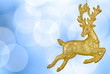 Weihnachtlicher Hintergrund mit goldenem Rentier