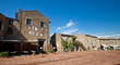Panoramica della piazza centrale del borgo di Sovana