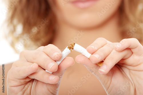 Foto: Young woman breaking cigarette Young woman breaking cigarette
