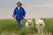Foto: Mann mit Hunden in den Dünen Mann mit Hunden in den Dünen