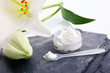 Cremedose auf schieferplatte
