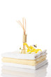 Handtuchstappel mit Blume und Raumduft Handtuchstappel mit Blume und Raumduft