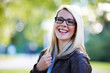 Blonde Frau mit Brille