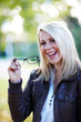 Blonde Frau mit Brille