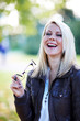Blonde Frau mit Brille