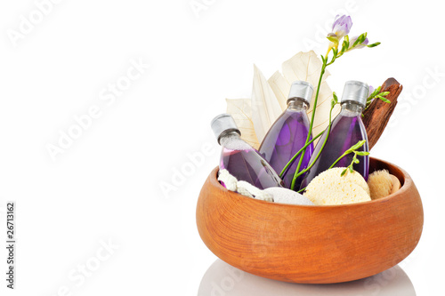 Foto: Shampoo duschgel in Holzschale mit Deko Bimsstein und Blume Shampoo duschgel in Holzschale mit Deko Bimsstein und Blume