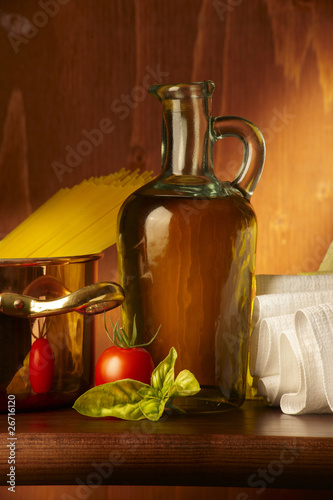 Olio d'oliva con pomodorino e basilico Olio d'oliva con pomodorino e basilico