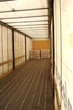 palettes de marchandises au fond d'un camion