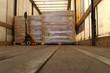palette de marchandises dans un camion