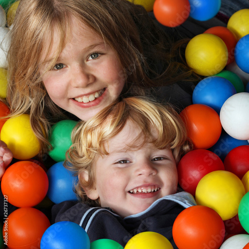 Foto: Geschwister im Ballbad Geschwister im Ballbad