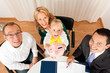 Photo: Familie mit Berater - Finanzen und Steuer Familie mit Berater - Finanzen und Steuer