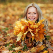woman portret in autumn leaf