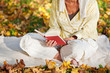 frau liest im herbstwald