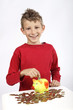 Junge mit Sparschwein