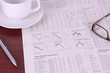 Börsenkure - Zeitung mit Stift und Brille