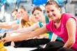 Gruppe im Fitnessstudio beim Aufwärmen