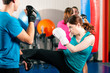 Kick-Boxerin mit Trainer beim Sparring