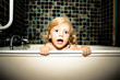 enfant jouant dans son bain