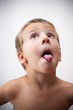 Foto: bambino monello fa linguaccia bambino monello fa linguaccia