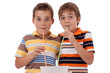 Photo: Zwillinge trinken mit langen Strohhalmen Zwillinge trinken mit langen Strohhalmen