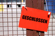 Schild GESCHLOSSEN am Werkstor