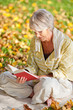seniorin mit buch