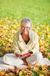 seniorin entspannt mit buch