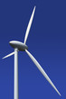 Windkraftrad vor blauem Hintergrund