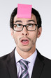 homme d'affaire caucasien / européen post-it