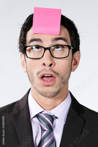 Photo: homme d'affaire caucasien / européen post-it homme d'affaire caucasien / européen post-it