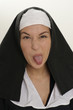 Nonne streckt die Zunge raus