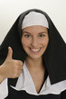 Nonne mit Daumen hoch