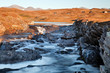 Fluss zwischen Sonne und Schatten Fluss zwischen Sonne und Schatten