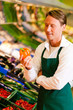 Mann im Supermarkt als Verkäufer